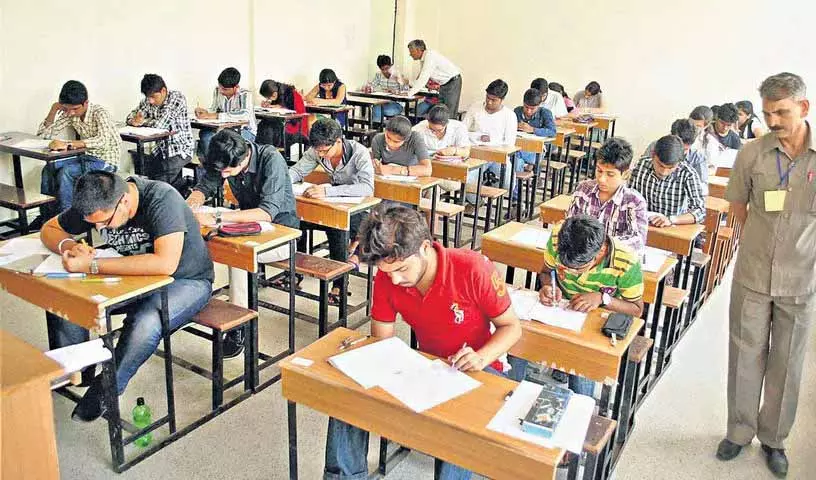 Telangana में निजी कॉलेजों द्वारा इंजीनियरिंग ट्यूशन फीस में भारी बढ़ोतरी का प्रस्ताव Telangana में निजी कॉलेजों द्वारा इंजीनियरिंग ट्यूशन फीस में भारी बढ़ोतरी का प्रस्ताव