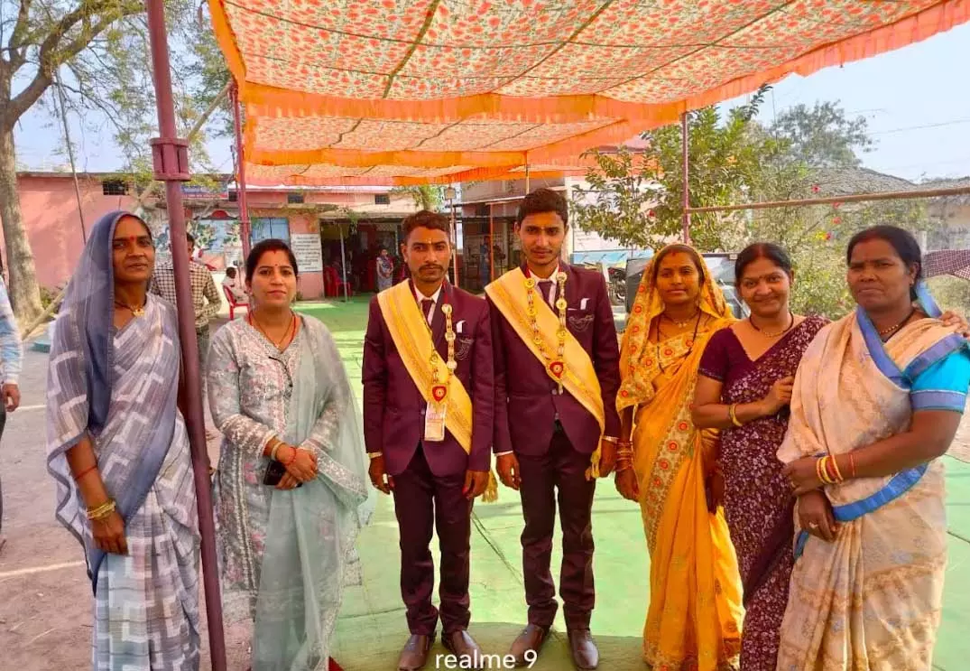 CG में नव विवाहित वर ने भी किया मतदान CG में नव विवाहित वर ने भी किया मतदान
