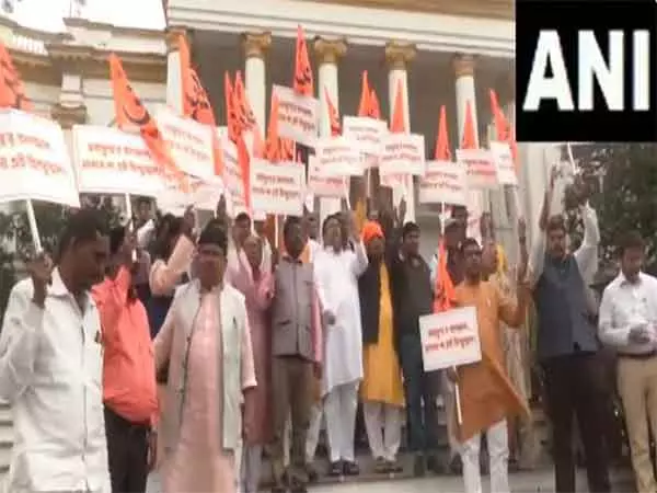 भाजपा विधायकों ने मृत्यु कुंभ टिप्पणी को लेकर CM Banerjee के खिलाफ प्रदर्शन किया भाजपा विधायकों ने मृत्यु कुंभ टिप्पणी को लेकर CM Banerjee के खिलाफ प्रदर्शन किया