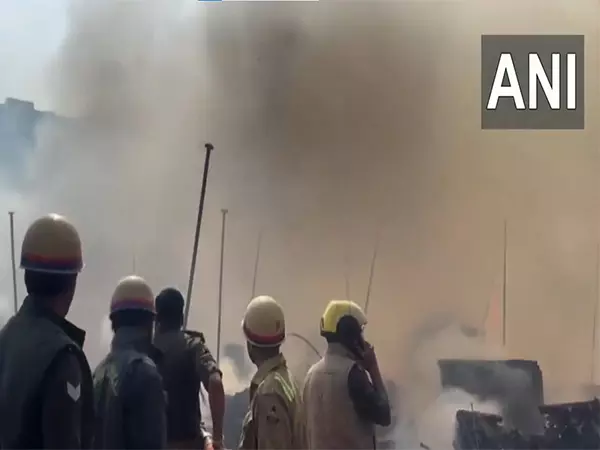 Noida में गोदाम में लगी आग, कोई हताहत नहीं Noida में गोदाम में लगी आग, कोई हताहत नहीं