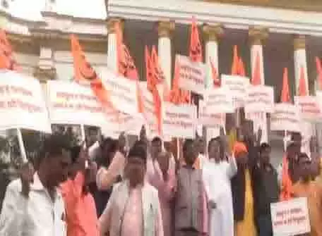 BJP विधायकों ने मृत्यु कुंभ टिप्पणी को लेकर CM ममता बनर्जी के खिलाफ विरोध प्रदर्शन किया BJP विधायकों ने मृत्यु कुंभ टिप्पणी को लेकर CM ममता बनर्जी के खिलाफ विरोध प्रदर्शन किया