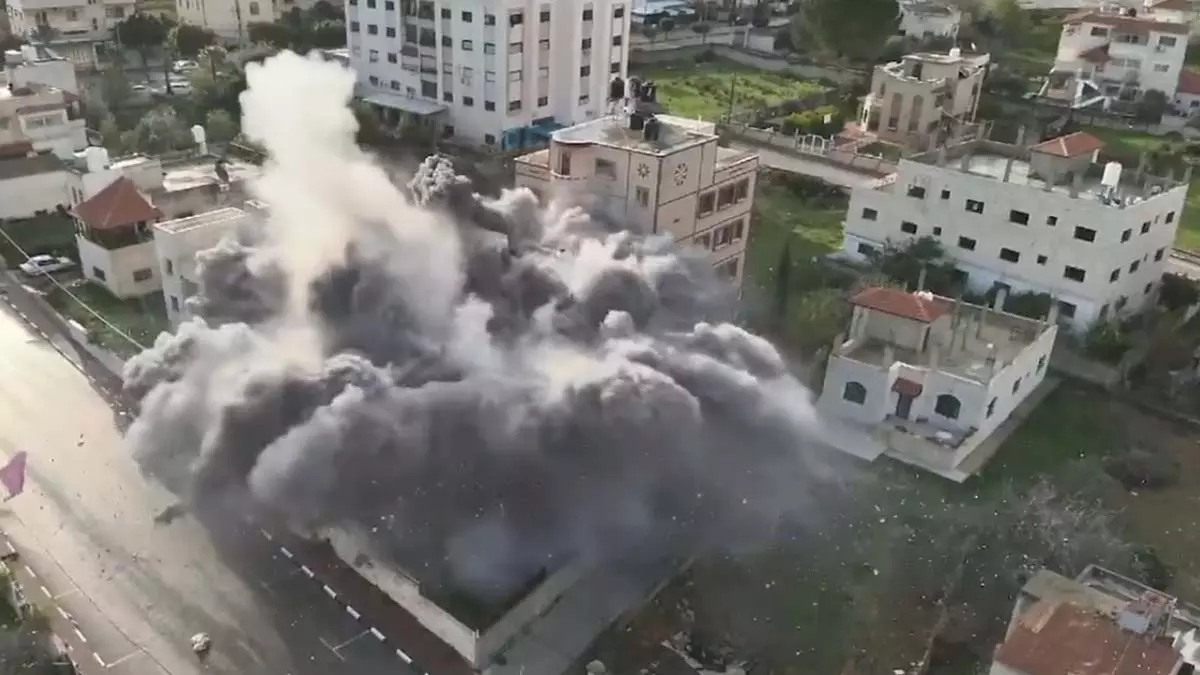 IDF ने 2 इज़रायलियों की हत्या के लिए अमर ओदेह के घर को बना दिया मलबा, VIDEO IDF ने 2 इज़रायलियों की हत्या के लिए अमर ओदेह के घर को बना दिया मलबा, VIDEO
