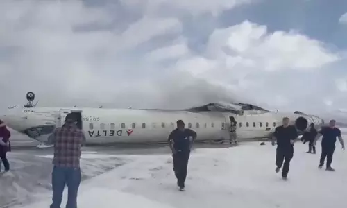 टोरंटो में विमान दुर्घटनाग्रस्त, विमान में सवार सभी 80 लोग चमत्कारिक रूप से बच गए