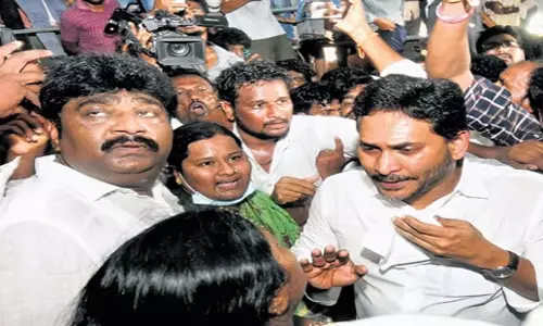 Andhra: पूर्व मुख्यमंत्री जगन ने मिर्ची यार्ड का दौरा किया