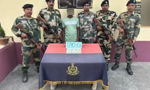 बंगाल के नदिया में भारत-बांग्लादेश सीमा पर बीएसएफ ने 1.48 करोड़ के सोने के साथ भारतीय तस्कर को पकड़ा बंगाल के नदिया में भारत-बांग्लादेश सीमा पर बीएसएफ ने 1.48 करोड़ के सोने के साथ भारतीय तस्कर को पकड़ा