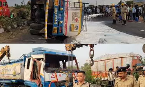 Belgaum: स्कूल के पास पेट्रोल टैंकर पलटा, बड़ा हादसा टला Belgaum: स्कूल के पास पेट्रोल टैंकर पलटा, बड़ा हादसा टला
