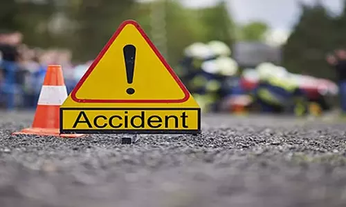 कार-लॉरी की टक्कर: भीषण हादसे में पति, पत्नी और 7 महीने के बच्चे की मौत