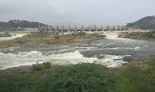 Tamil Nadu : मेट्टूर बांध में पानी का प्रवाह कम Tamil Nadu : मेट्टूर बांध में पानी का प्रवाह कम