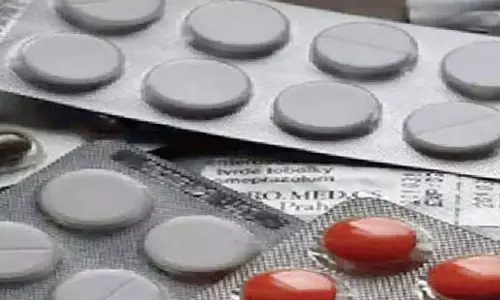 Telangana: डीसीए ने बिना लाइसेंस के गोदाम पर छापा मारकर 6.7 लाख रुपये की दवाएं जब्त Telangana: डीसीए ने बिना लाइसेंस के गोदाम पर छापा मारकर 6.7 लाख रुपये की दवाएं जब्त