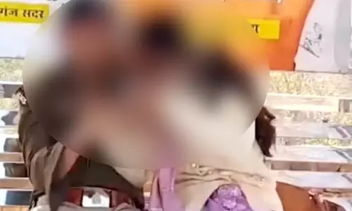 दारोगा पर गिरी गाज, खुलेआम महिला के साथ आपत्तिजनक हरकत करता दिखा