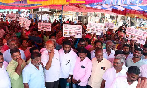 Tamil Nadu: रेलवे लाइन में देरी से परेशान ग्रामीणों ने तमिलनाडु में पुल की मांग की Tamil Nadu: रेलवे लाइन में देरी से परेशान ग्रामीणों ने तमिलनाडु में पुल की मांग की