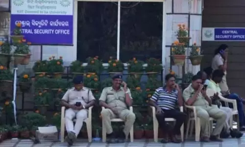 छात्रों, कार्यकर्ताओं, वकीलों ने पुलिस की भूमिका पर सवाल उठाए