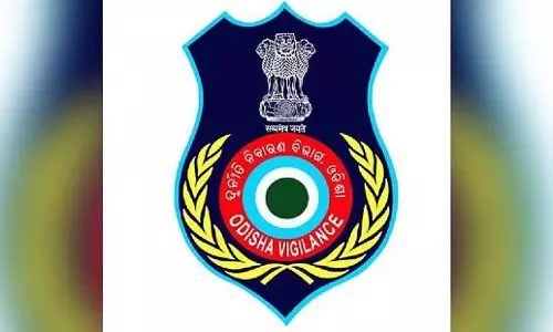 Odisha: क्योंझर में रिश्वत लेने के आरोप में वरिष्ठ ओएएस अधिकारी गिरफ्तार