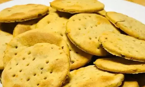 Rice Mathari Recipe: चावल के साथ बनाएं कुरकुरी मठरी, चाय का स्वाद मिलेगा दोगुना