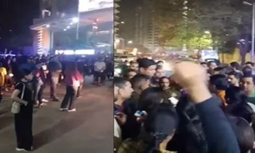 लिफ्ट में कुत्ते के साथ जा रही महिला ने बच्चे को पीटा, देर रात हंगामे के बाद पुलिस ने हिरासत में लिया लिफ्ट में कुत्ते के साथ जा रही महिला ने बच्चे को पीटा, देर रात हंगामे के बाद पुलिस ने हिरासत में लिया