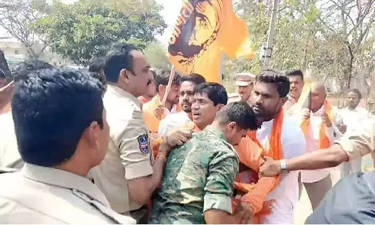 Telangana : पुलिस ने शिवाजी की प्रतिमा स्थापना कार्यक्रम को विफल किया