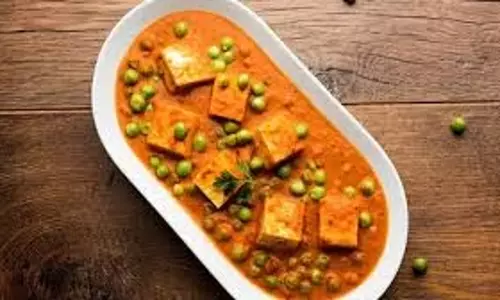 Matar Paneer Recipe: इन टिप्स से घर पर बनाएं रेस्टोरेंट जैसा मटर पनीर Matar Paneer Recipe: इन टिप्स से घर पर बनाएं रेस्टोरेंट जैसा मटर पनीर