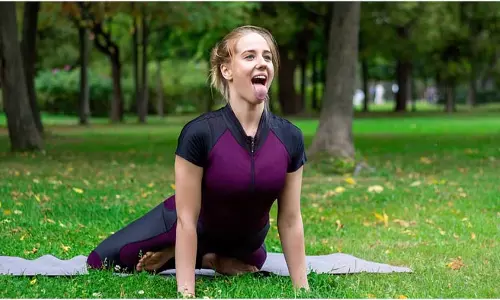 Yoga Tips: डबल चिन है तो करें ये , बढ़ जाएगी चेहरे की खूबसूरती