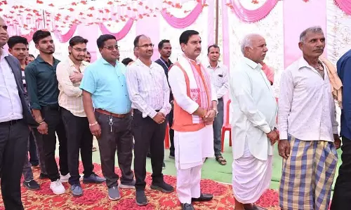 लाइन में खड़े होकर केंद्रीय राज्य मंत्री तोखन साहू ने किया मतदान लाइन में खड़े होकर केंद्रीय राज्य मंत्री तोखन साहू ने किया मतदान
