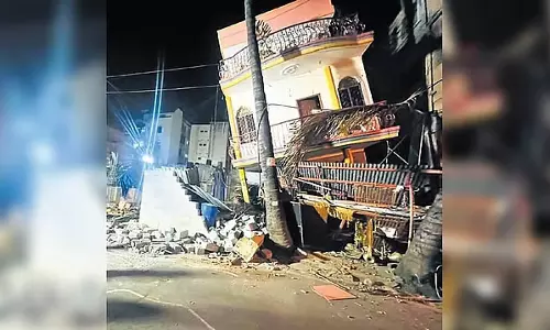 Bengaluru: थिप्पासंद्रा में दो मंजिला इमारत अचानक ढह गई