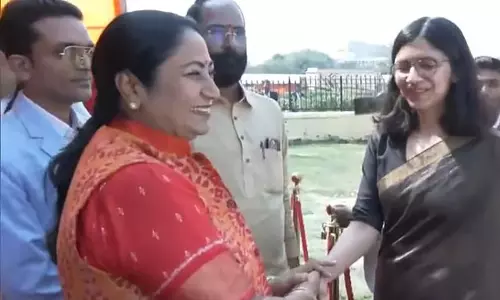 Delhi: मुख्यमंत्री के शपथ ग्रहण समारोह में स्वाति मालीवाल Delhi: मुख्यमंत्री के शपथ ग्रहण समारोह में स्वाति मालीवाल