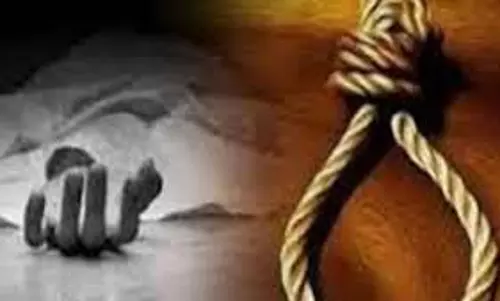 Chandauli: तियरी गांव में किसान का शव फांसी के फंदे से लटका मिला