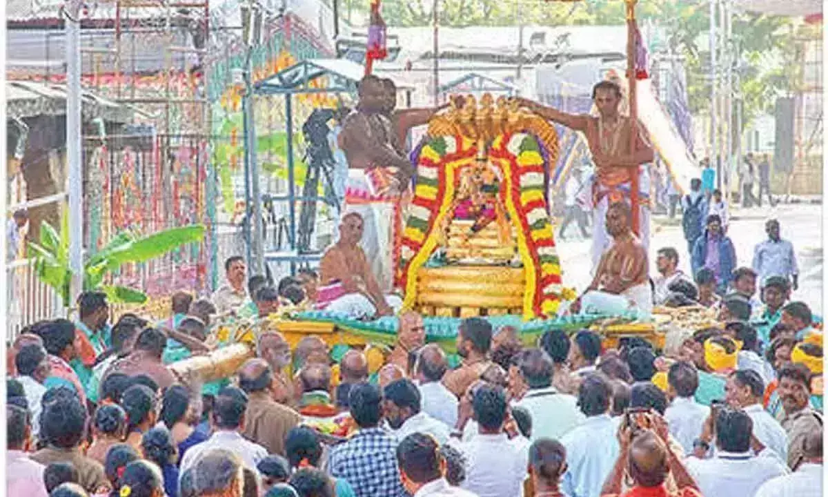 Andhra Pradesh : कल्याण वेंकटेश्वर चिन्ना शेष वाहनम की सवारी करते Andhra Pradesh : कल्याण वेंकटेश्वर चिन्ना शेष वाहनम की सवारी करते