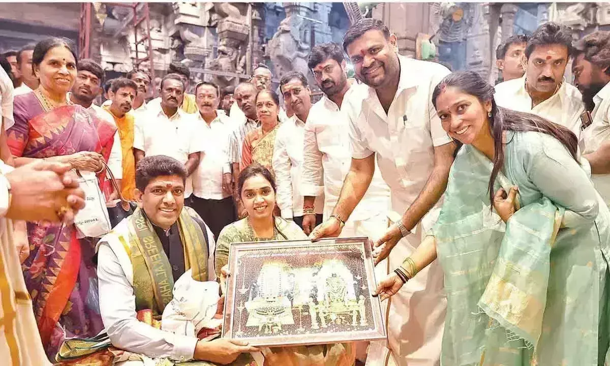 Andhra Pradesh :  पेम्मासानी श्रीकालाहस्ती मंदिर में पूजा करते