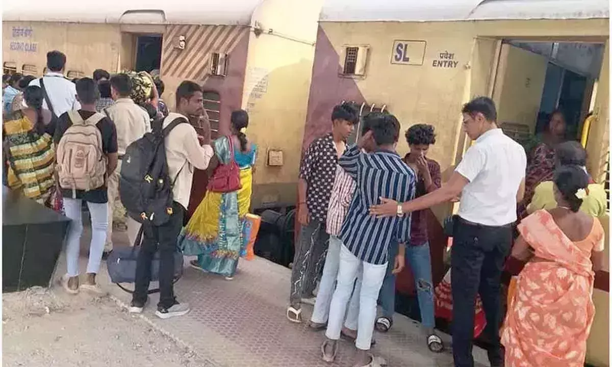 Andhra Pradesh : सुरक्षित यात्रा सुनिश्चित करने के लिए विशेष टिकट जांच अभियान Andhra Pradesh : सुरक्षित यात्रा सुनिश्चित करने के लिए विशेष टिकट जांच अभियान