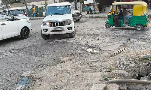 Yelahanka : संपिगेहल्ली-चोक्कनहल्ली मुख्य मार्ग गोलियों से अवरुद्ध Yelahanka : संपिगेहल्ली-चोक्कनहल्ली मुख्य मार्ग गोलियों से अवरुद्ध