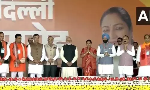Delhi CM Oath Ceremony: रेखा गुप्ता बनीं दिल्ली की CM, प्रवेश वर्मा और कपिल मिश्रा समेत 6 मंत्रियों ने ली शपथ