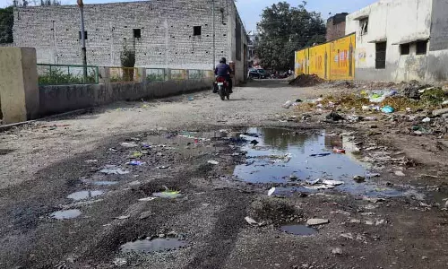 Jalandhar की सड़कें खस्ताहाल, व्यापारियों और यात्रियों परेशान Jalandhar की सड़कें खस्ताहाल, व्यापारियों और यात्रियों परेशान