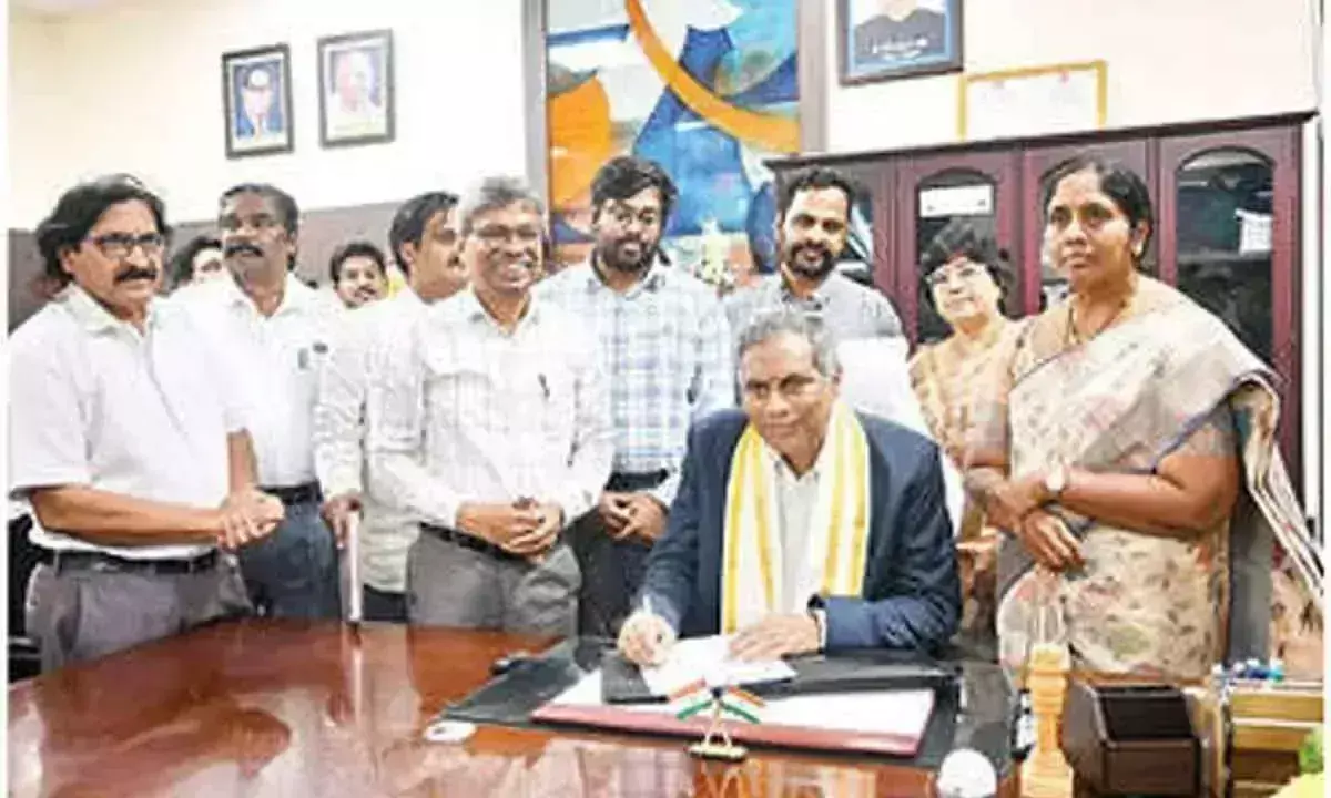 CSRK प्रसाद ने जेएनटीयू-के के कुलपति का कार्यभार संभाला CSRK प्रसाद ने जेएनटीयू-के के कुलपति का कार्यभार संभाला