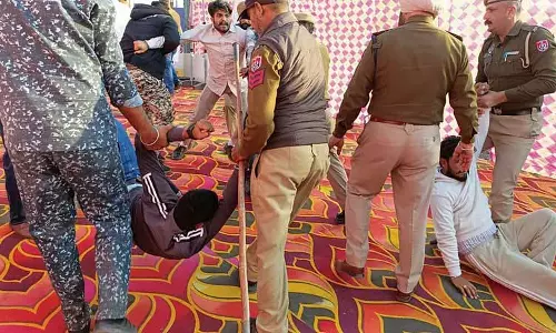 पुलिस ने Abohar में आप के कार्यक्रम से प्रदर्शनकारी बेरोजगार शिक्षकों को हटाया पुलिस ने Abohar में आप के कार्यक्रम से प्रदर्शनकारी बेरोजगार शिक्षकों को हटाया