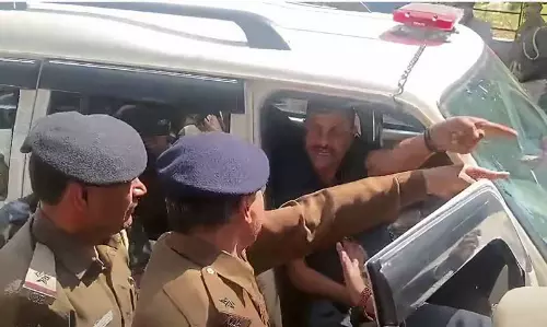 CM Mann के घर के बाहर चंडीगढ़ पुलिस और बिट्टू के सुरक्षाकर्मियों के बीच हाथापाई CM Mann के घर के बाहर चंडीगढ़ पुलिस और बिट्टू के सुरक्षाकर्मियों के बीच हाथापाई