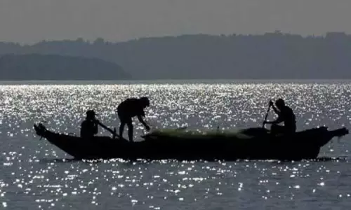 Sri Lankan नौसेना ने 10 तमिलनाडु मछुआरों गिरफ्तार, 3 मछली पकड़ने वाली नावें जब्त कीं Sri Lankan नौसेना ने 10 तमिलनाडु मछुआरों गिरफ्तार, 3 मछली पकड़ने वाली नावें जब्त कीं
