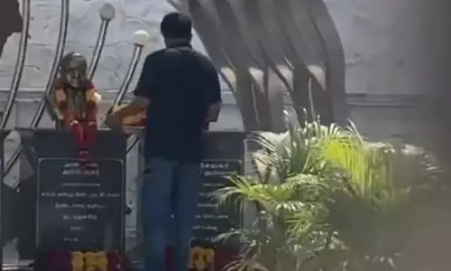 Tamil Nadu : विजय ने अंजलईअम्मल की प्रतिमा पर श्रद्धांजलि अर्पित की Tamil Nadu : विजय ने अंजलईअम्मल की प्रतिमा पर श्रद्धांजलि अर्पित की