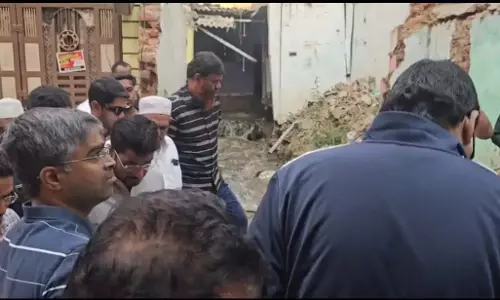 इलाम्बरीथी ने Yakutpura में तूफानी जल निकासी नालियों का निरीक्षण किया इलाम्बरीथी ने Yakutpura में तूफानी जल निकासी नालियों का निरीक्षण किया