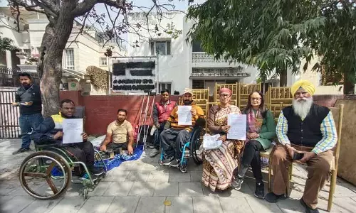 Wheelchair क्रिकेटरों और निवासियों ने चेशायर होम से बेदखल किए जाने के खिलाफ प्रदर्शन किया Wheelchair क्रिकेटरों और निवासियों ने चेशायर होम से बेदखल किए जाने के खिलाफ प्रदर्शन किया