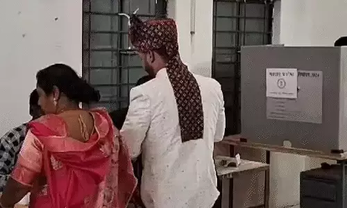 मतदान किया फिर बाराती लेकर निकला दूल्हा मतदान किया फिर बाराती लेकर निकला दूल्हा