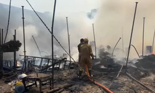 टेंट हाउस और मैरिज लॉन में लगी भीषण आग, मौके पर दमकल की 6 गाड़ियां