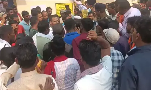 विधायक के गांव में वोटिंग के दौरान झड़प, शांत कराने में लगे पुलिस अफसर