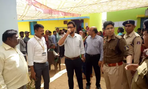 जिला निर्वाचन अधिकारी लंगेह ने बागबाहरा के मतदान केन्द्रों का किया निरीक्षण जिला निर्वाचन अधिकारी लंगेह ने बागबाहरा के मतदान केन्द्रों का किया निरीक्षण