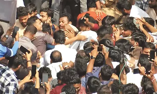 Former CM Jagan: मिर्चियार्ड में वाईएसआरसीपी रैंकों के बीच हंगामा