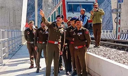 जम्मू के IGP ने कटरा-श्रीनगर ट्रेन शुरू होने से पहले सुरक्षा की समीक्षा की जम्मू के IGP ने कटरा-श्रीनगर ट्रेन शुरू होने से पहले सुरक्षा की समीक्षा की