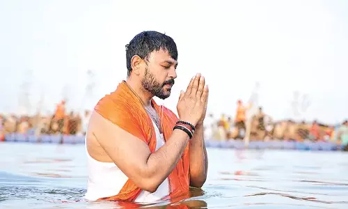 Andhra: केंद्रीय मंत्री राम मोहन नायडू ने कुंभ मेले में पवित्र डुबकी लगाई