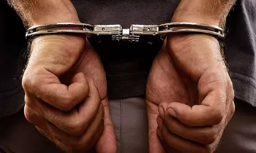 15 महिलाओं से बलात्कार करने के आरोप में फर्जी अधिकारी Gujarat से गिरफ्तार 15 महिलाओं से बलात्कार करने के आरोप में फर्जी अधिकारी Gujarat से गिरफ्तार