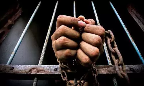 Lucknow: पुलिस ने गश्त के दौरान मुठभेड़ में चेन लुटेरे को दबोचा Lucknow: पुलिस ने गश्त के दौरान मुठभेड़ में चेन लुटेरे को दबोचा