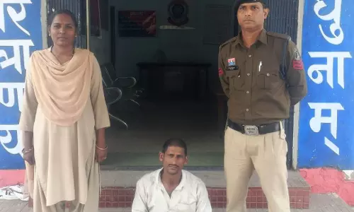 गांव में अवैध व्यापार की सूचना पर पुलिस ने मारी रेड, घेराबंदी में ग्रामीण अरेस्ट