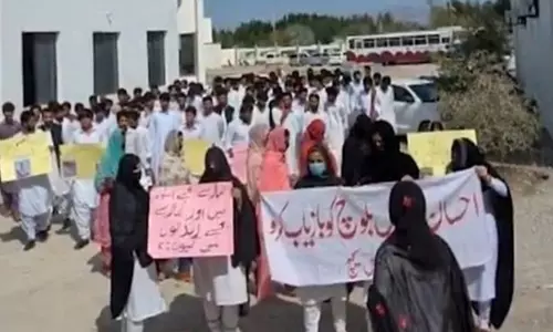 Balochistan में जबरन गायब किए जाने और न्यायेतर हत्याओं के विरोध में बड़े पैमाने पर विरोध प्रदर्शन